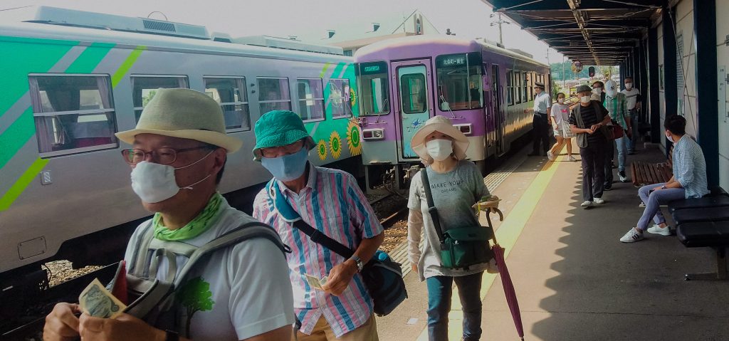 passengers at Hojomachi station